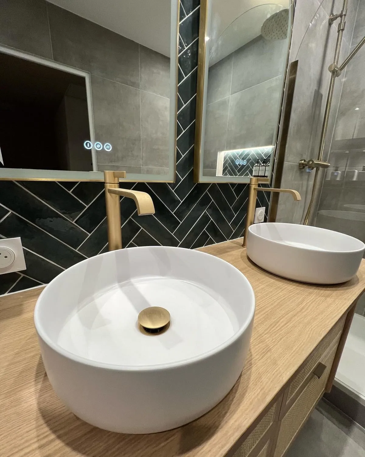 Double vasque en rotin, Chevrons et WC suspendu