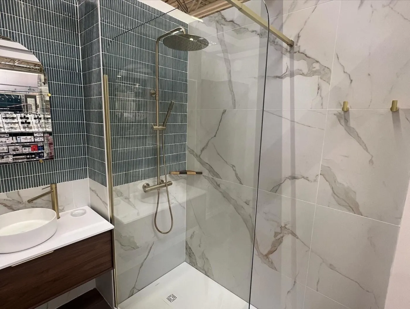 Baignoire îlot, Marbre et robinetterie laiton