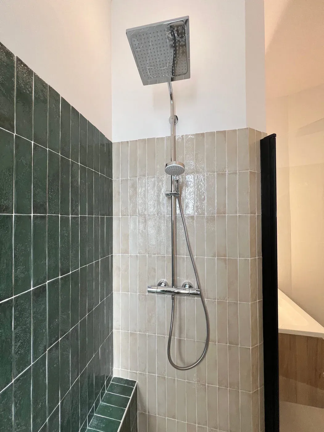 Douche à l’italienne, Zellige vert et miroir LED